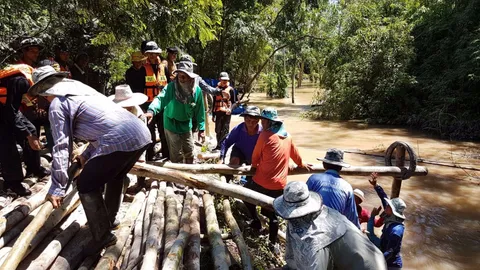 พนังกั้นน้ำแตกที่เนินกุ่ม ทหารกองบิน 46 รุดช่วยชาวบ้านอุดรูรั่ว