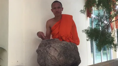 ปริศนาหินมีรู  เชื่อเป็นครกโบราณ ชาวบ้านเข็นมาไว้วัดกว่า 20 ปี 