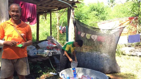 เด็กชายวัย 11 สู้ชีวิต ปั่นจักรยานเก็บของเก่าขาย หาเงินดูแลพ่อป่วย