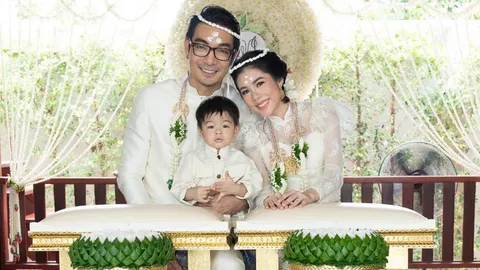 เล็กๆ แต่อบอุ่น โอ๊ต วรวุฒิ ควง จีน่า จัดงานแต่งพิธีไทยแบบเรียบง่าย