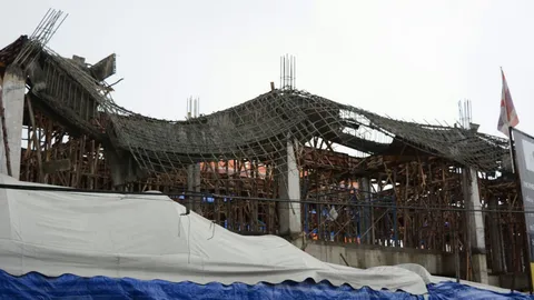 หวาดเสียว! อาคารก่อสร้างโฮมออฟฟิศ ย่านภาษีเจริญ ทรุดตัว โชคดีไร้คนเจ็บ