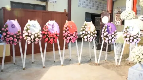 อัญเชิญพวงมาลาพระราชทานวางหน้าหีบศพ ผู้เสียชีวิตจากเหตุระเบิดปัตตานี