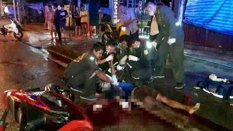 หนุ่มถูกอริฟันแขนเหวอะ! ขี่ จยย.หนี ไปได้แค่ 100 ม. ล้มกองกับถนน