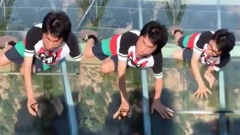 แล้วจะขึ้นไปทำไม! ฮาเว่อร์ นักท่องเที่ยวไปสะพานกระจกกลัวจนพูดไม่เป็นภาษา