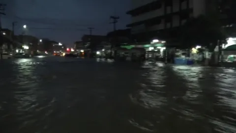 ฝนถล่มโคราช น้ำท่วมขัง พ่อเมืองสั่งเร่งระบาย จนเข้าสู่ภาวะปกติใน1-2ชม.