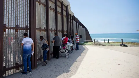 มะกันเริ่มสร้างกำแพงต้นแบบกั้นเม็กซิโก