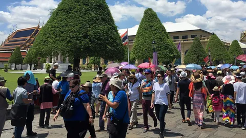 จีนแห่เที่ยวไทยคึกคักส่งท้ายปี สวนทางกับคนไทยกระเป๋าแฟบ