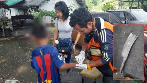 พ่ออย่าทำแม่! หนุ่มเมาคลั่งคว้าอีโต้จ่อปาดคอเมีย ลูกยื่นมือขวางถูกบาด