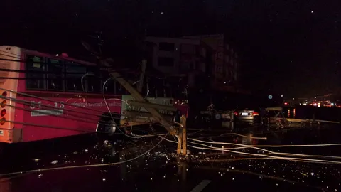 พายุซัดเสาไฟฟ้า16ต้น ล้มขวาง ถ.พุทธมณฑลสาย5 ปิดการจราจร-เร่งซ่อม