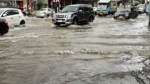 ฝนกระหน่ำหนัก ตัวเมืองนครปฐมจมบาดาล น้ำท่วมถนนเกือบทุกสาย