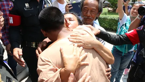 ศาลทหารขอนแก่น เบิกตัว ไผ่ ดาวดิน สืบพยานโจทก์ น้ำตารินโผกอดแม่