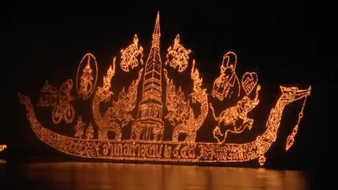 วันที่สองยังคึกคัก! นักท่องเที่ยวแห่ชมเรือไฟโชว์ งานไหลเรือไฟ จ.นครพนม (คลิป)