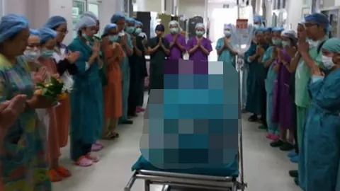 แชร์สนั่น! ภาพประทับใจ หมอ-พยาบาล ไหว้ขอขมาผู้เสียชีวิตบริจาคอวัยวะ