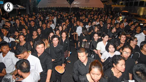 คนรอกราบ แน่น 24 ชั่วโมง ตากแดดฝนไม่ท้อ ‘เมรุมาศ’ เสร็จ 98%