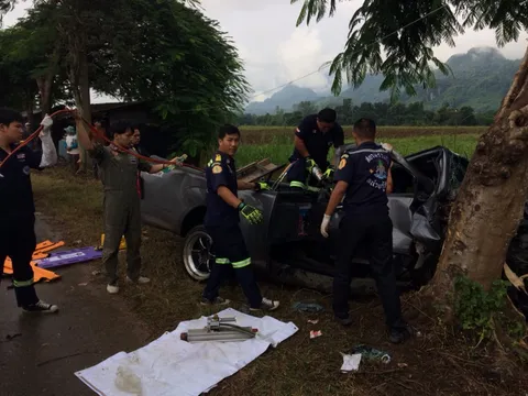 ปิกอัพแหกโค้งพุ่งอัดต้นไม้ รถขาด 2 ท่อน หนุ่มใหญ่ถูกอัด สาหัส