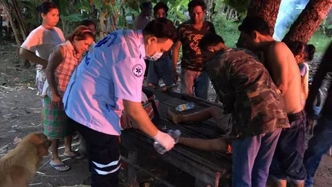 2 เด็กชาย ชวนกันซนจุดประทัดใส่ขวดแก้ว ระเบิดตูมใส่ขาร้องโอดโอย