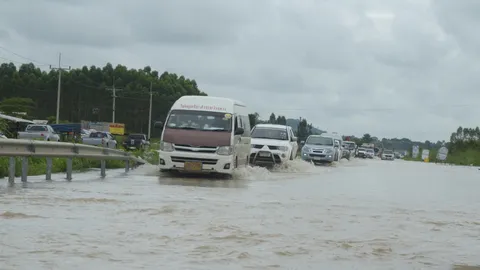 ฝนถล่มปราจีนบุรี ถนนสาย 359 จมน้ำ คาดบ่ายนี้น้ำลดกลับสู่ปกติ