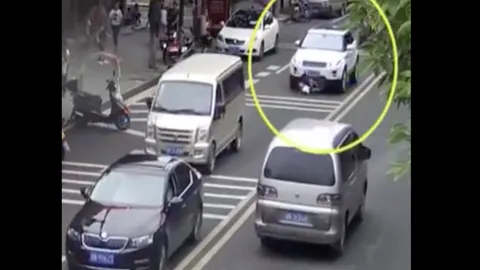 หวาดเสียวมาก นาทีระทึก เด็กชายโดนรถชน จนมุดไปอยู่ใต้ท้องรถ (คลิป)