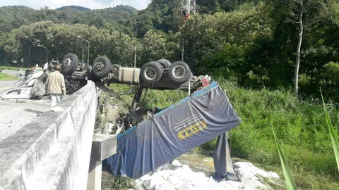 หนุ่มซิ่ง10ล้อเสียหลักชนคอสะพานพร้อมลูกสาหัส ส่วนเมียกระเด็นตกรถดับ