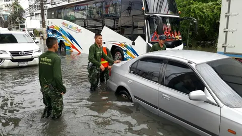 ตกทีไรก็ท่วม! ฝนถล่มสมุทรปราการ แยกปู่เจ้า น้ำขังรอระบาย จราจรอัมพาต