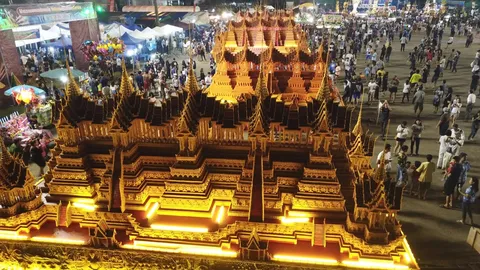 นักท่องเที่ยว เข้าชมปราสาทผึ้ง ก่อนวันแห่ ในเทศกาลออกพรรษา ชาวสกลนคร