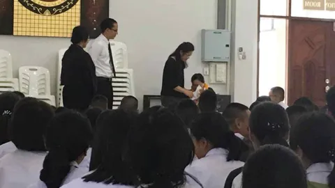 สุดซึ้ง! นร.เมืองอุบลฯ จัดพิธีอำลา 'แม่บ้าน' ให้กำลังใจต่อสู้โรคมะเร็ง