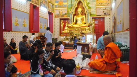 ชาวสุโขทัย ทำข้าวต้มมัด-ข้าวต้มลูกโยน มาทำบุญใส่บาตรในวันออกพรรษา