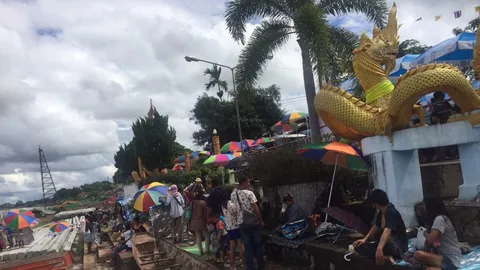 นักท่องเที่ยวแห่จองที่นั่งริมฝั่งโขง รอชมบั้งไฟพญานาคช่วงค่ำวันนี้ 