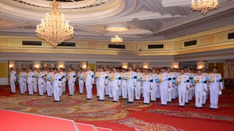 'ในหลวง ร.10' พระราชทานเครื่องแต่งกายแก่ราชองครักษ์เวร CAT 904