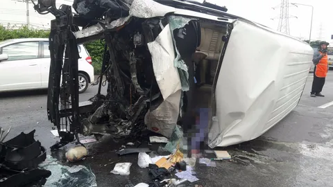 กระบะพุ่งข้ามเกาะกลางขวางถนนอีกฝั่ง รถตู้เบรกไม่ทัน ชนกลางลำ ตาย1เจ็บ9