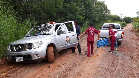 ทุกเสี้ยววินาทีมีค่า กู้ภัยห้อกระบะลุยโคลน ช่วยแม่เฒ่าป่วย พาส่ง รพ.