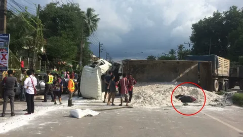 นศ.ทิ้ง จยย.หนีตาย พ่วง18 ล้อ ไถลพลิกคว่ำ เทแร่เกลื่อนถนน-ทับรถ