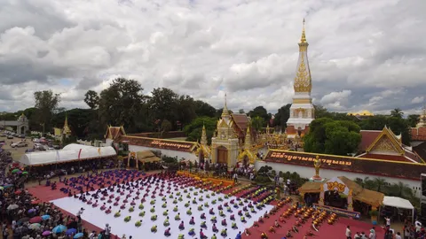 คึกคัก! นักท่องเที่ยว แห่ชมรำบูชาธาตุพนม จากสาวงาม 7 ชนเผ่า