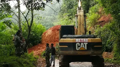 ฝนตกดินอุ้มน้ำ หินหนัก 60 ตัน ร่วงขวางถนนที่เชียงใหม่