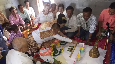 ชาวเมืองคอน แห่ร่วมงานแต่งแฝดชาย-หญิง แก้เคล็ด สินสอดกว่า 5 แสนบาท