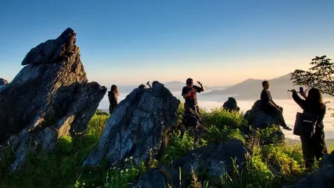 คึกคัก! ภูชี้เดือน เย็น 15องศาฯ นทท.แห่สัมผัสอากาศหนาว ขึ้นชมทะเลหมอก