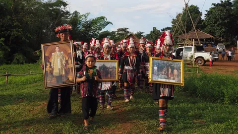 ชาวอาข่าเดินขึ้นดอยสะโง้ ร้องเพลง เพื่อแสดงความอาลัย ในหลวง ร.9 (คลิป)