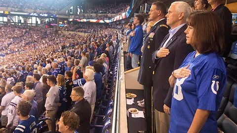 งานนี้มีเคือง! รองผู้นำสหรัฐฯ ฉุนนักกีฬา ไม่ยืนเคารพเพลงชาติ