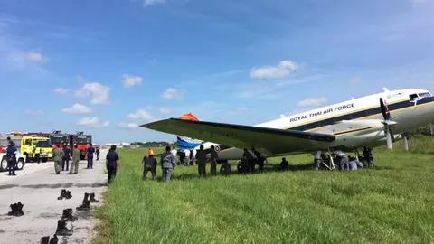 มีเสียว! เครื่องบินฝึกดาโกต้า บน.46 ลื่นออกนอกทางวิ่ง ต้องปิดรันเวย์ 