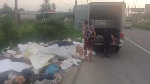 ถ้าเป็นบ้านตัวเองก็ทำแบบนี้! ชายจอดรถทิ้งขยะริมถนน บอกไม่ใช่คนไทย