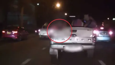 ทำไมไม่แวะปั๊ม! หนุ่มนั่งท้ายกระบะถกกางเกงปล่อยอุนจิกลางถนนตอนรถวิ่ง