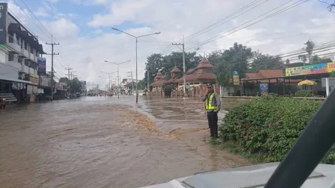 น้ำยังไม่ลด ถนนเชียงใหม่-ฮอด ท่วมสูง แนะใช้ถ.เลียบคลองชลประทานแทน