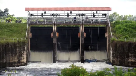เร่งเปิดประตูระบายน้ำห้วยหลวง หวั่นเกินความจุ พร้อมให้ จนท.เฝ้าติดตาม