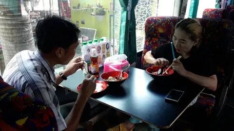 หนุ่มดัดแปลงรถทัวร์เก่า เป็นร้านต้มเลือดหมู คนแห่ชิมไม่ขาดสาย