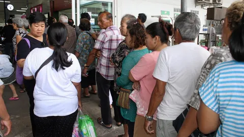 บัตรคนจน ไม่ถึงมือเกษตรกรรายได้น้อย ชี้เอื้อเฉพาะผู้อยู่เมืองชั้นใน