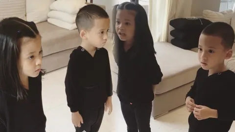 บีน่า บรู๊คลิน สุดน่ารักขอให้ แม่นานา ถ่ายคลิปร้องเพลง "พระราชาในนิทาน"