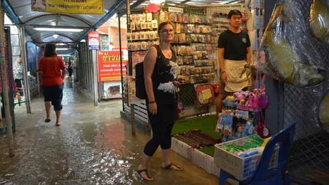 นักท่องเที่ยวไม่ถอย ลุยน้ำท่วมเกาะเกร็ด สัมผัสของจริง ชุมชนริมเจ้าพระยา