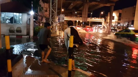 สาหัส น้ำท่วมทั่วกรุงฯ พิษฝนตกเมื่อคืน ทำกรุงเทพฯจมบาดาล 
