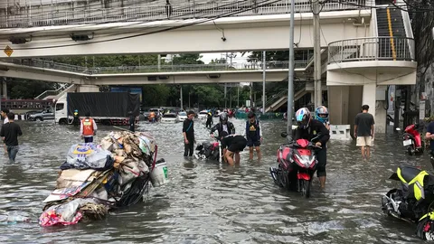 วิกฤติคนเมือง ‘น้ำท่วมกรุงเทพฯ’ แยกโบสถ์แม่พระ รถเล็กหลงเข้ามา ทำใจ!