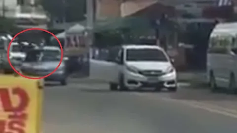 ชัดเจน! เพจดังเผยคลิปนาทีสำคัญ ฝรั่งหัวร้อนพุ่งรถชนเสี่ยร้านทองกระเด็น